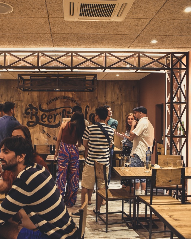 A crowded Barcelona language-exchange event at a brewery